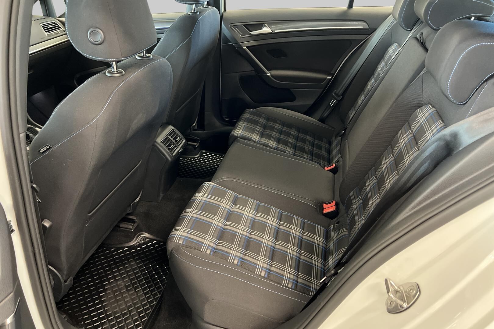 Volkswagen Golf iso kuva 10