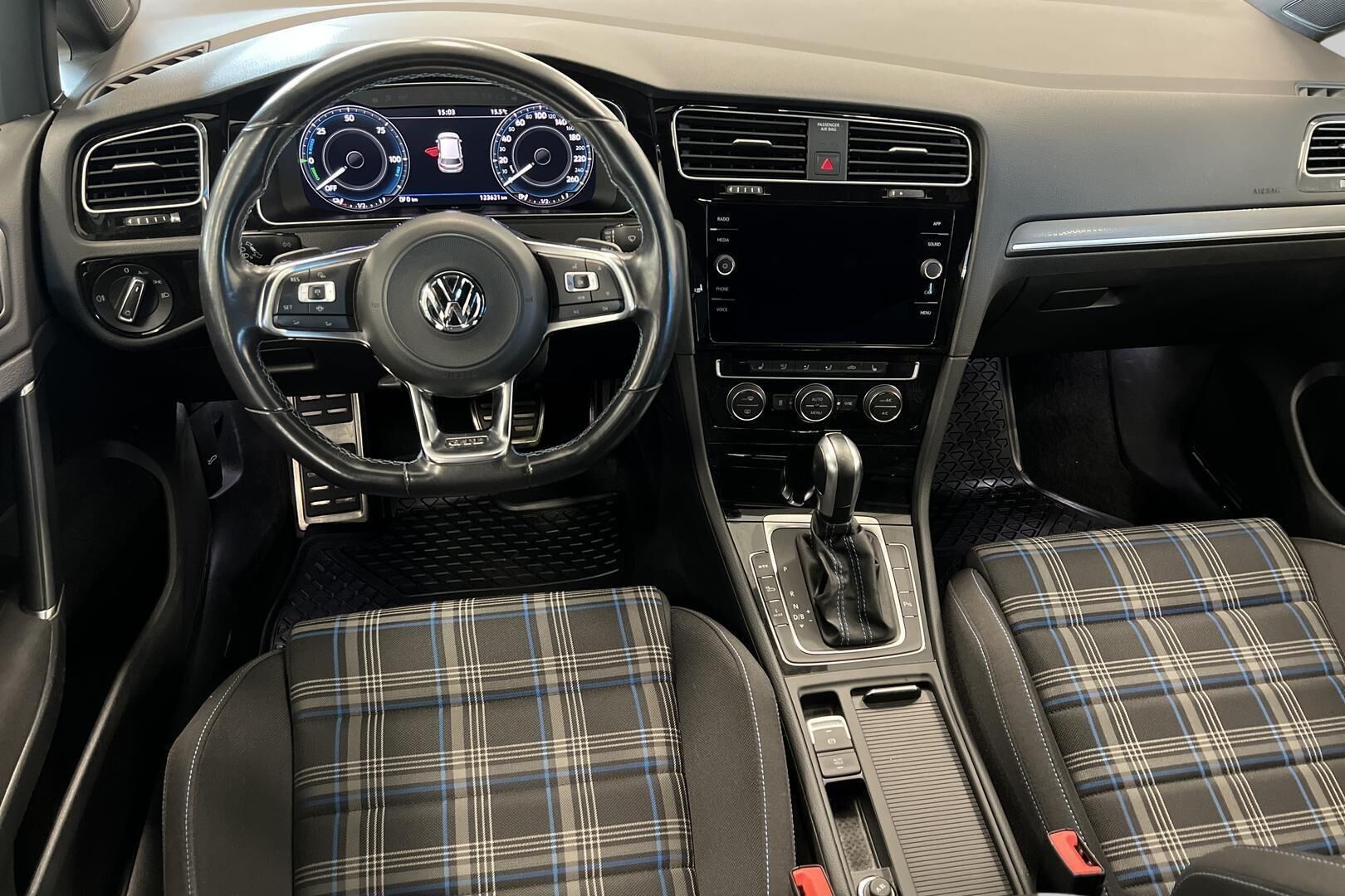 Volkswagen Golf iso kuva 11