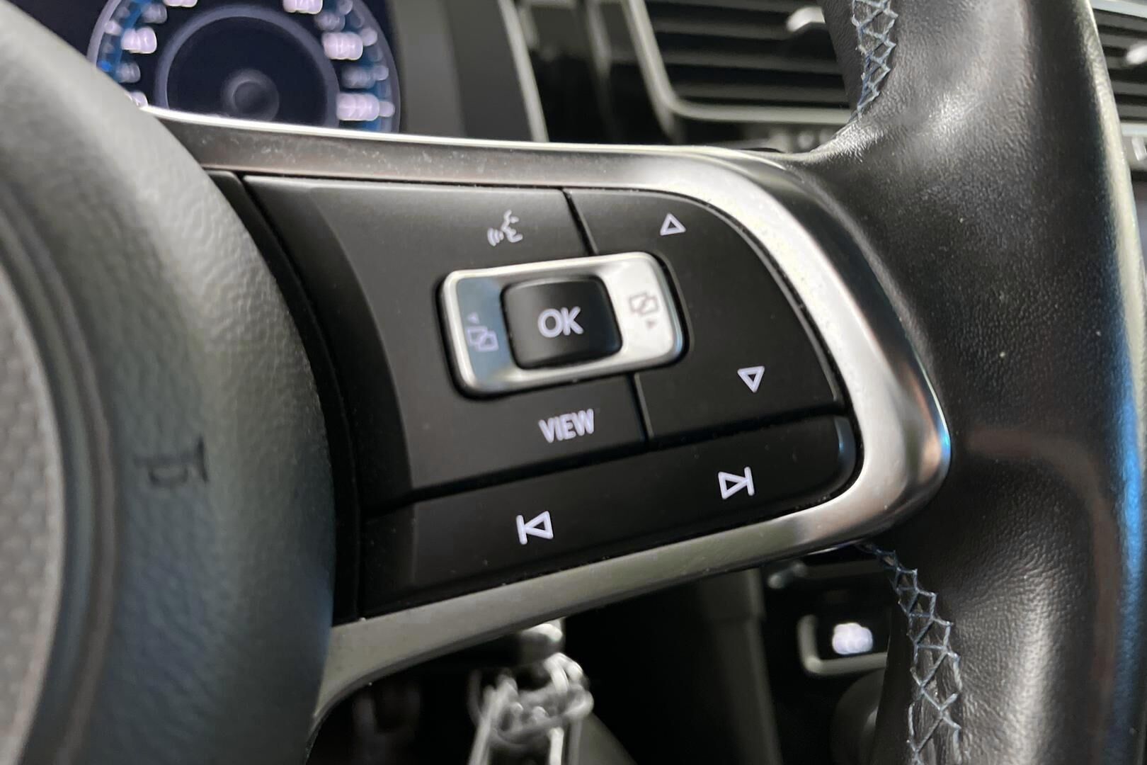 Volkswagen Golf iso kuva 18