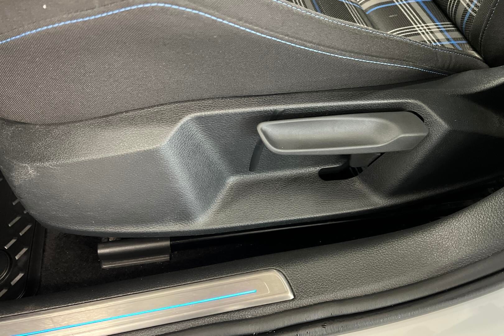 Volkswagen Golf iso kuva 19