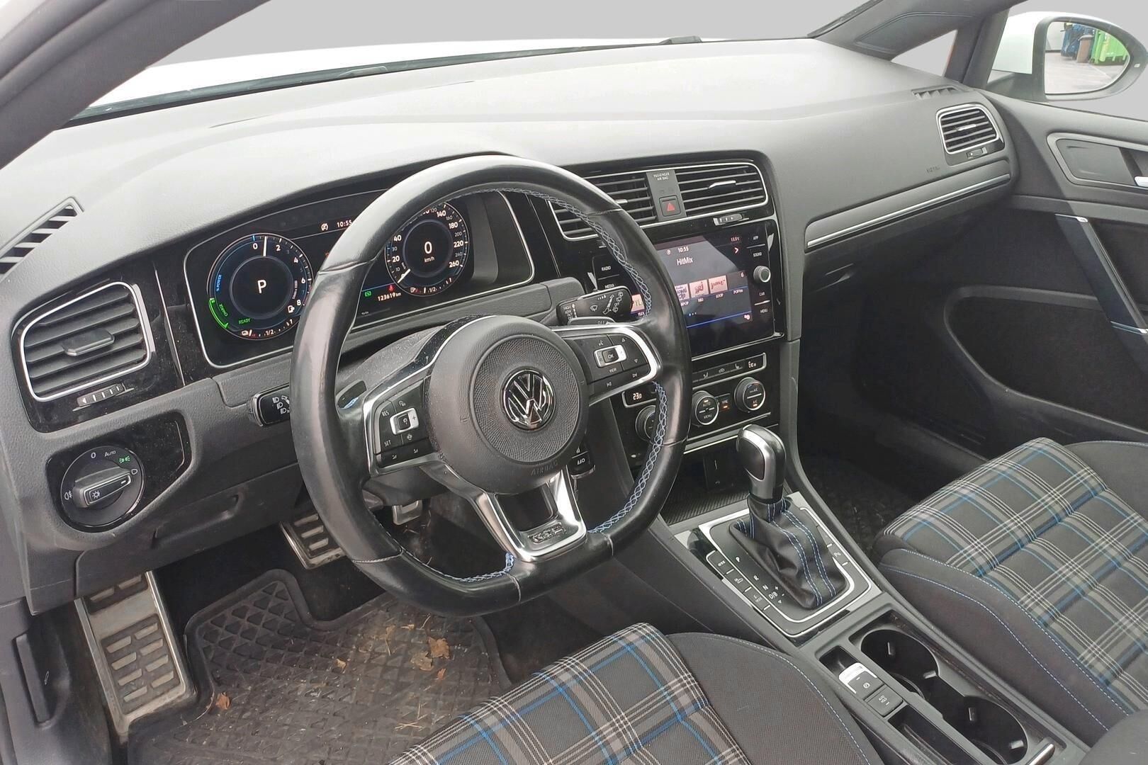 Volkswagen Golf iso kuva 2