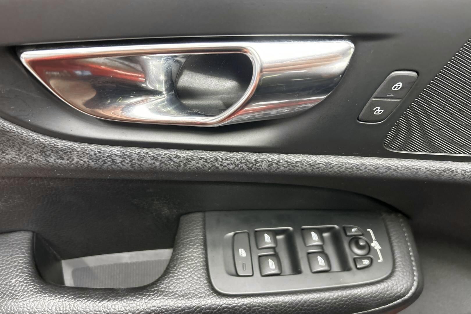 Volvo V60 iso kuva 17