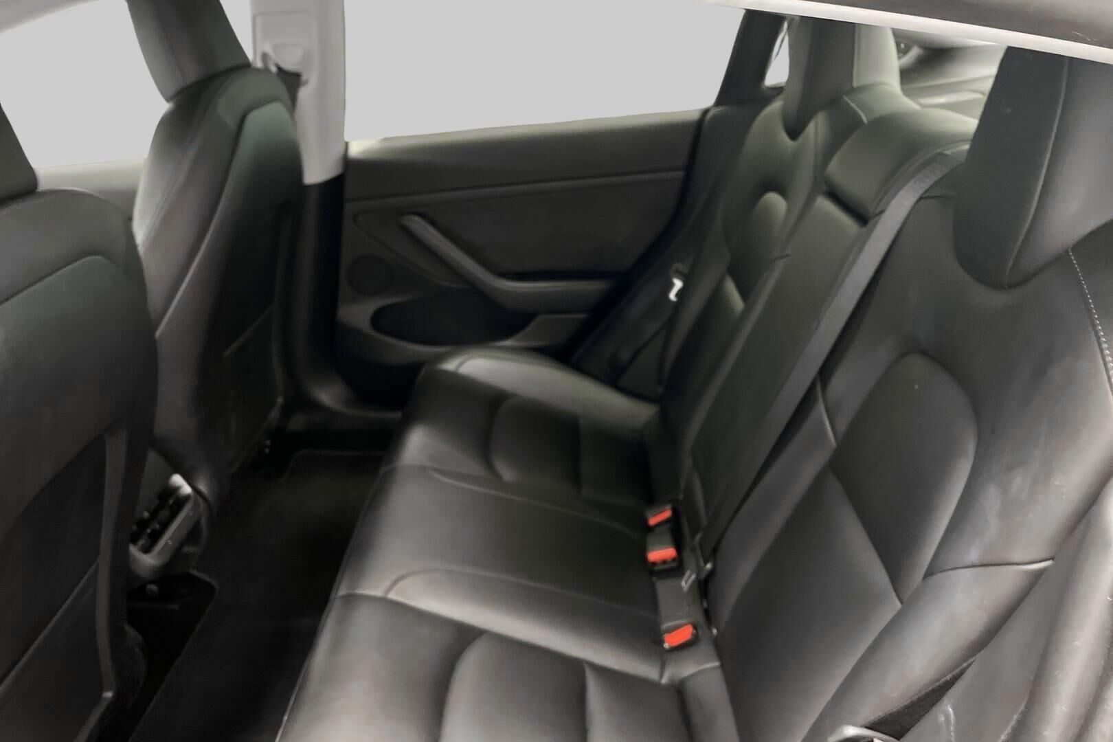 Tesla Model 3 iso kuva 7