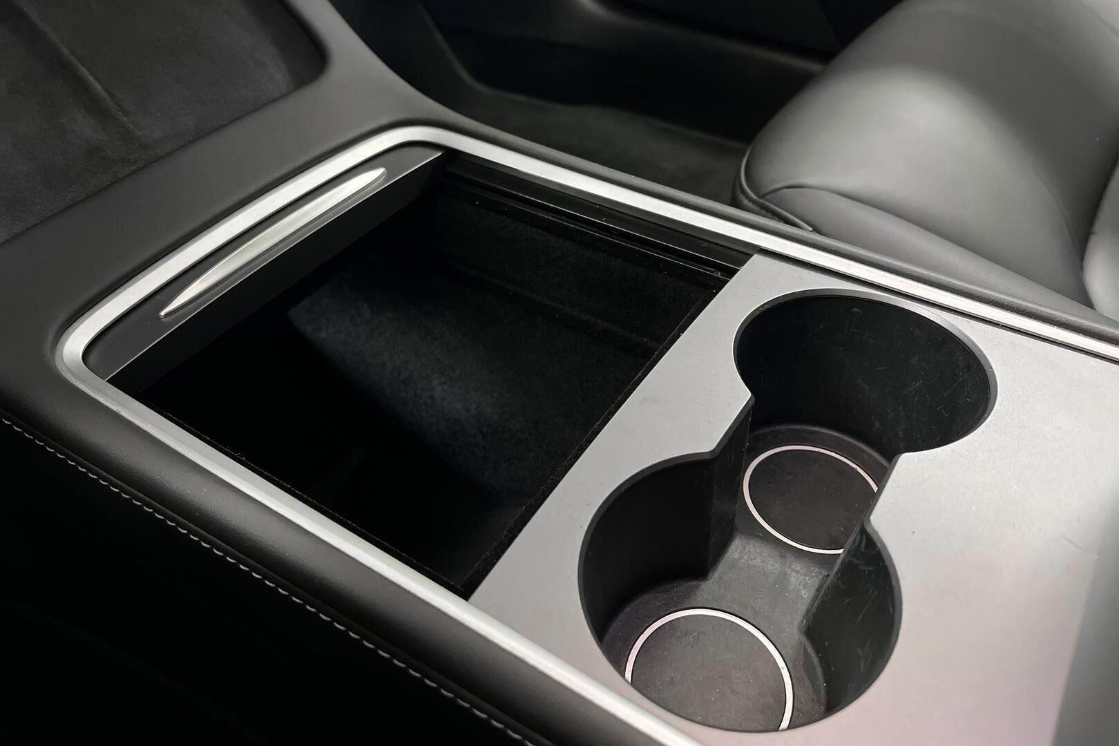 Tesla Model 3 iso kuva 8