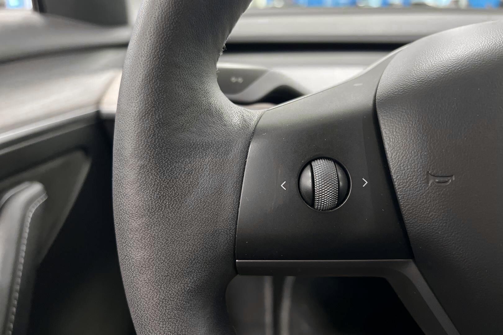 Tesla Model 3 iso kuva 9