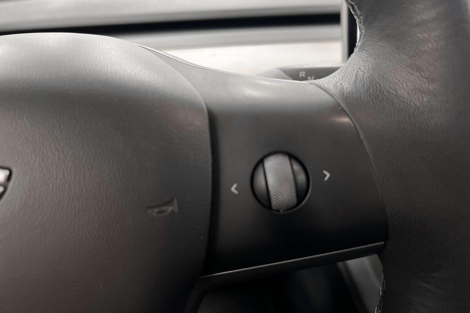 Tesla Model 3 iso kuva 10