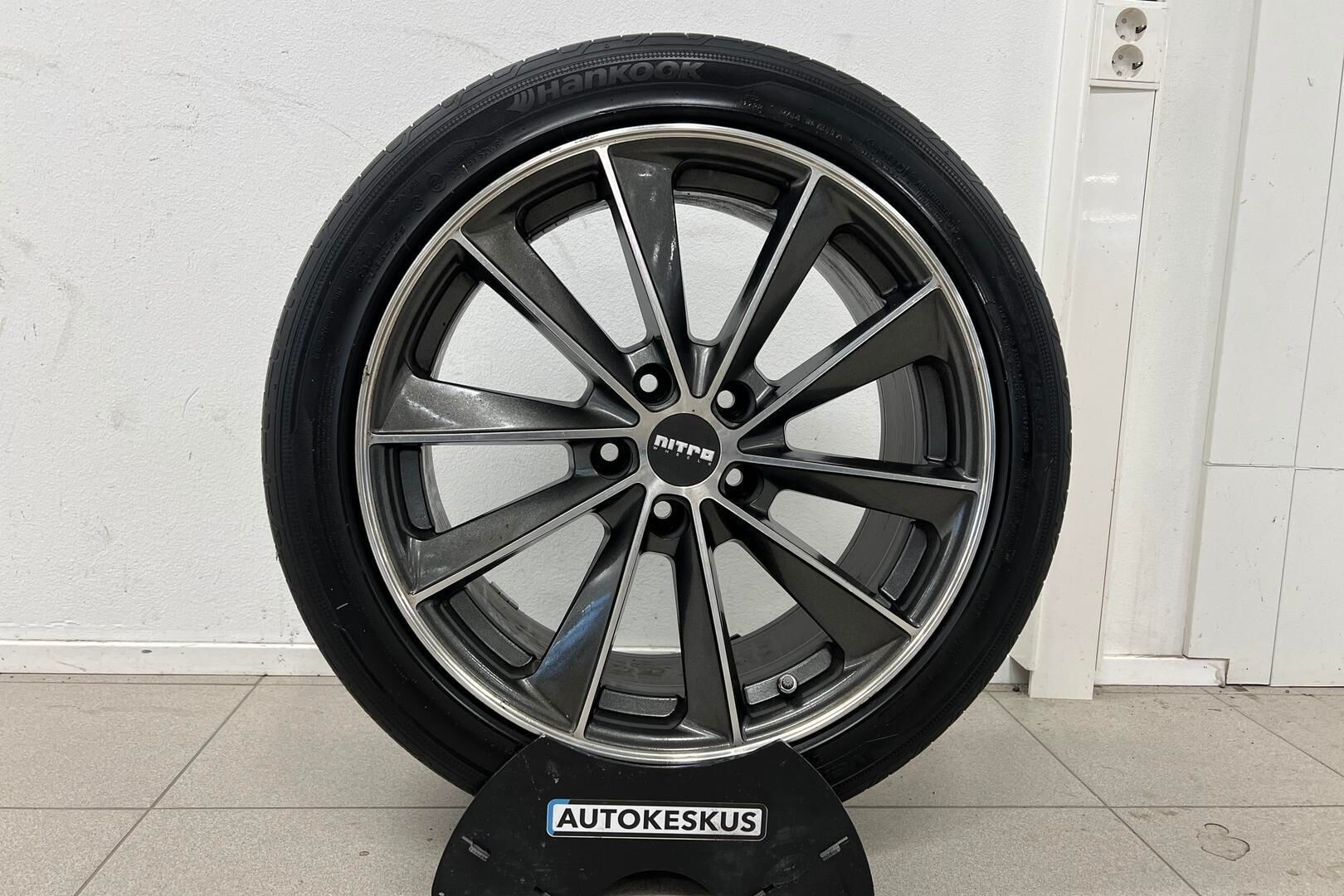 Tesla Model 3 iso kuva 20