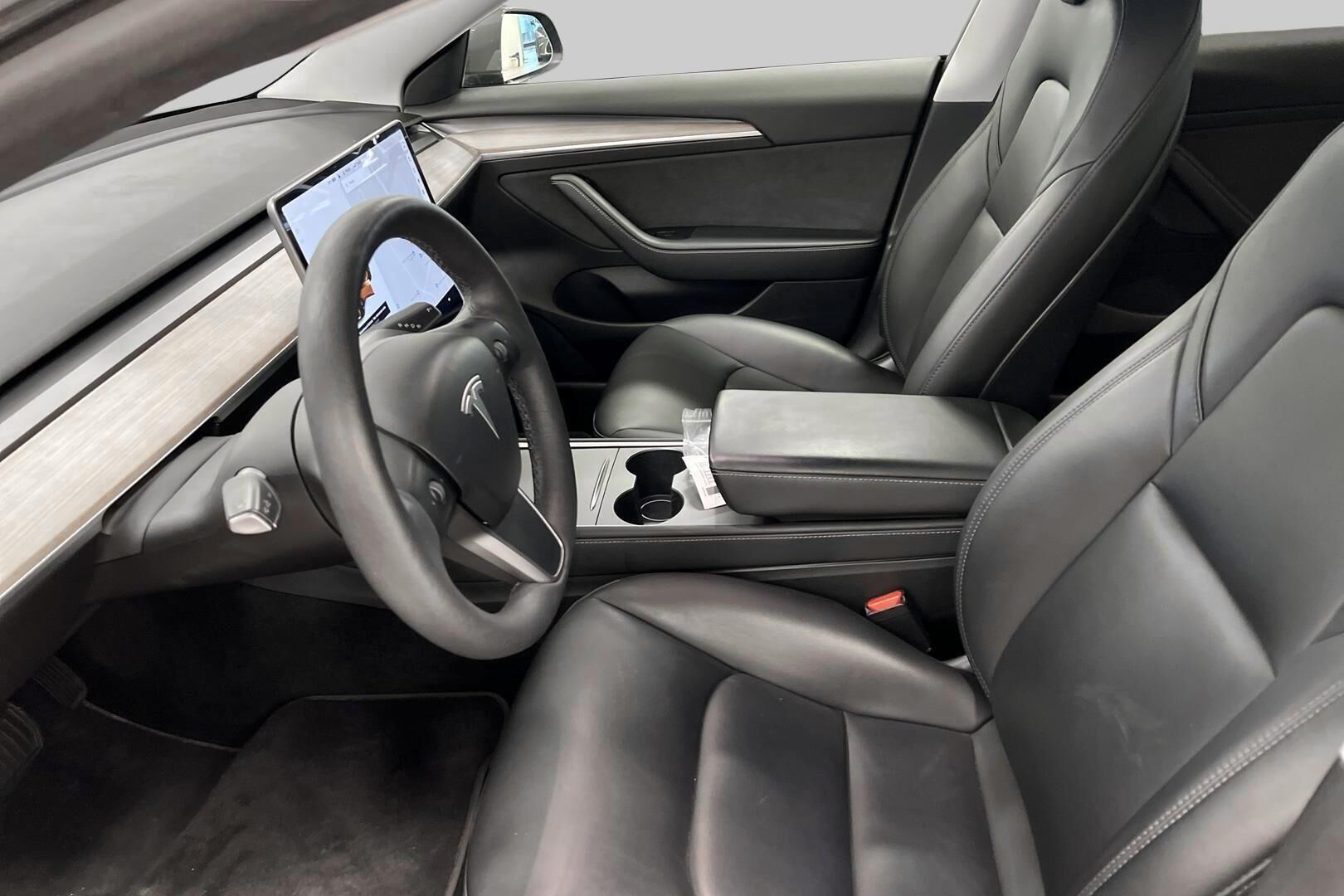 Tesla Model 3 iso kuva 6