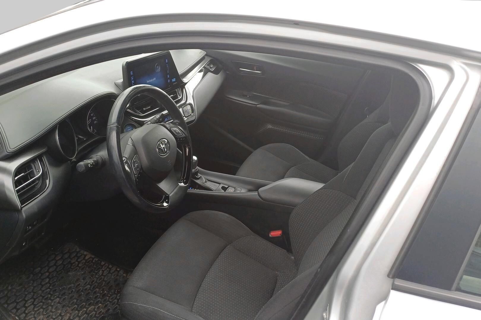 Toyota C-HR iso kuva 2