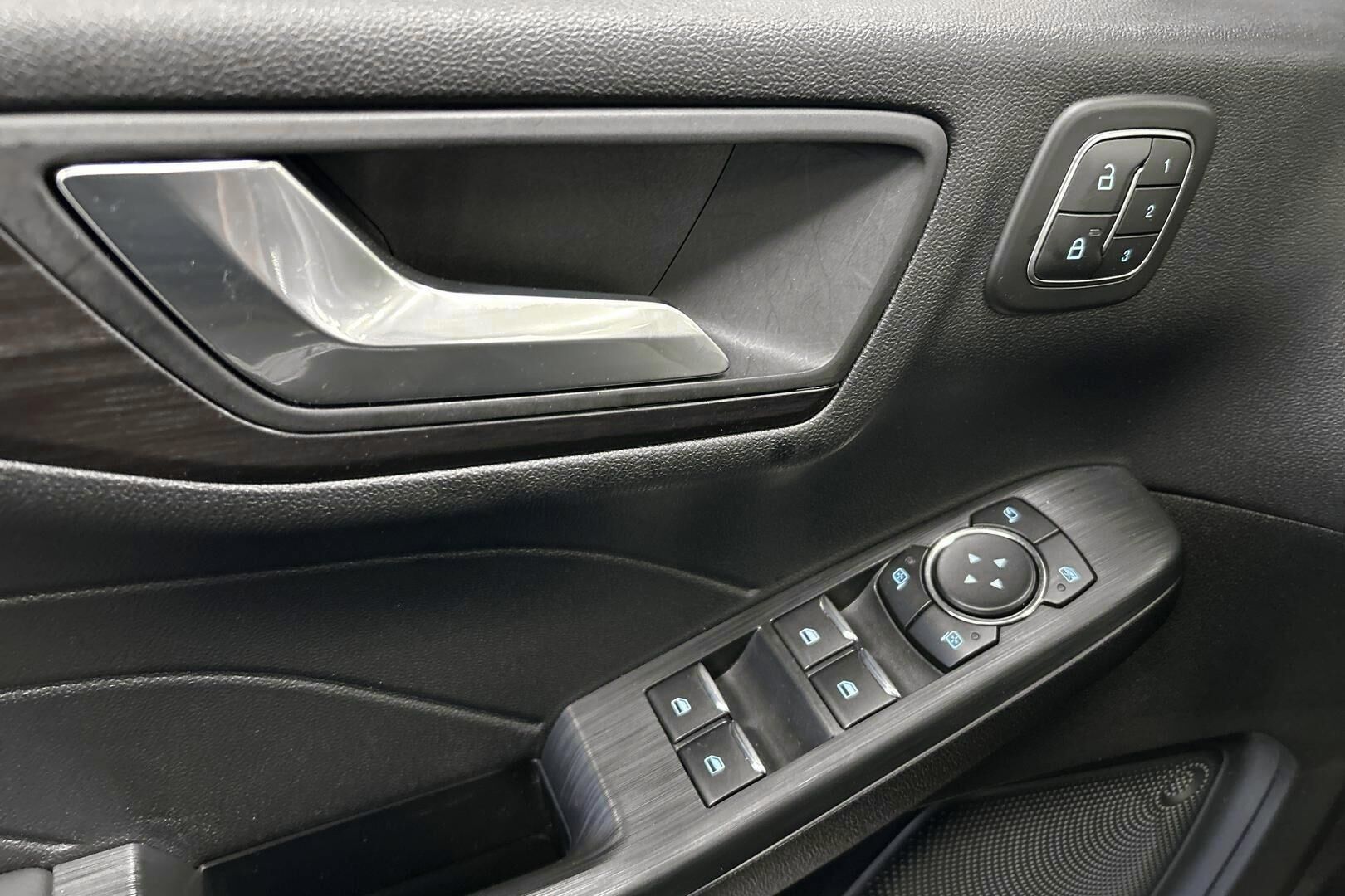 Ford Kuga iso kuva 26