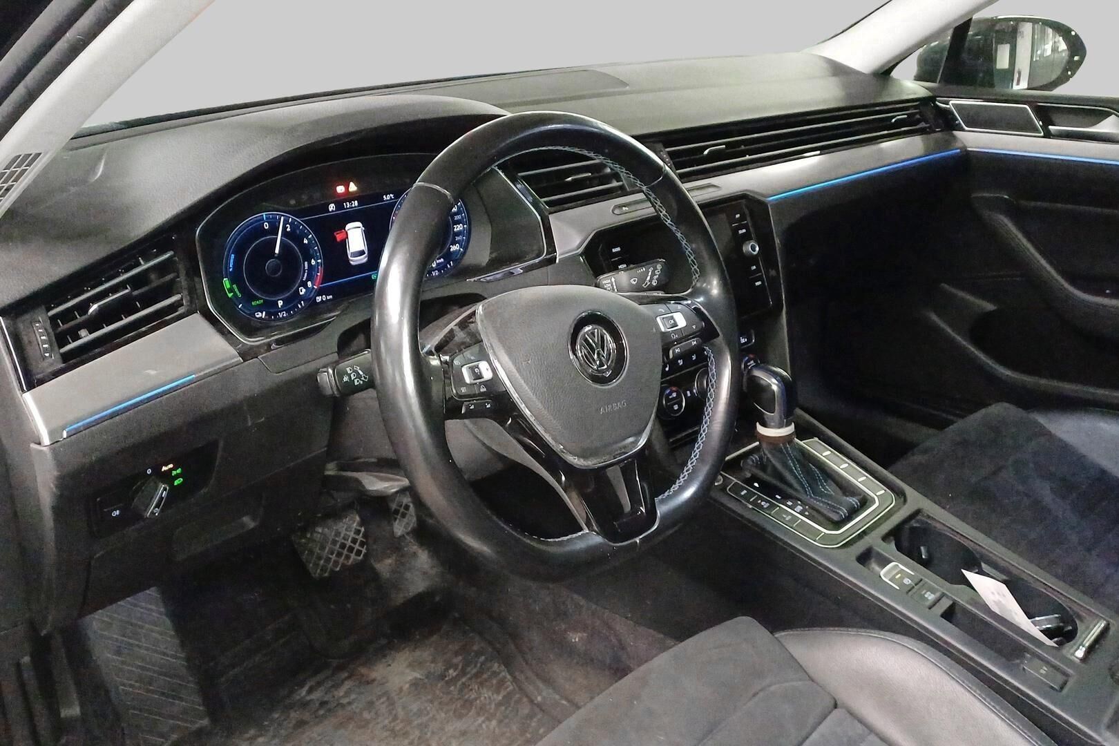 Volkswagen Passat iso kuva 2