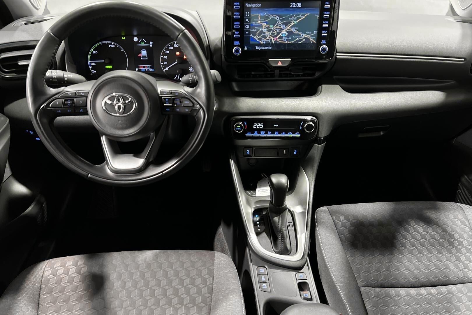 Toyota Yaris iso kuva 11