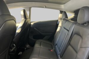 Tesla Model Y esikatselu 10