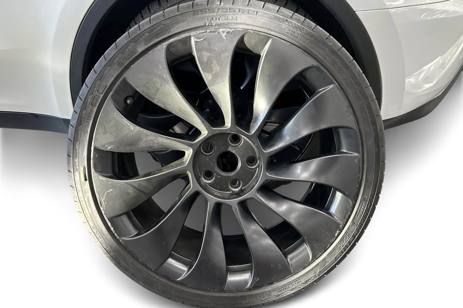 Tesla Model Y iso kuva 13