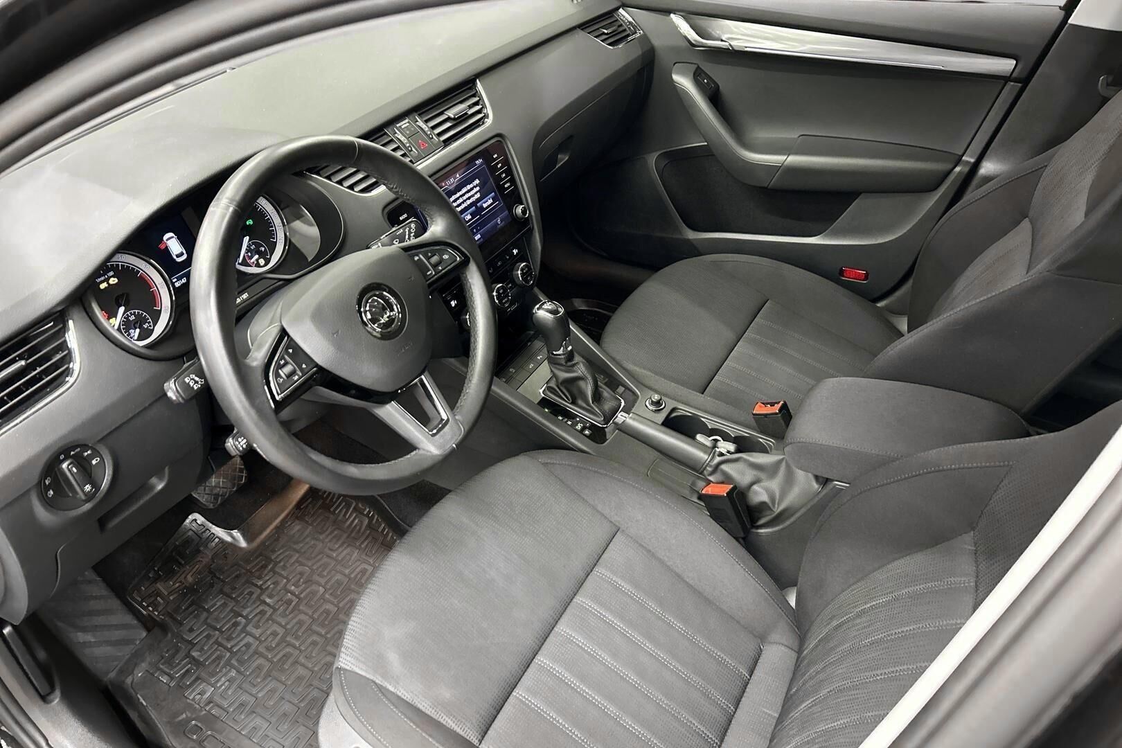 Skoda Octavia iso kuva 8