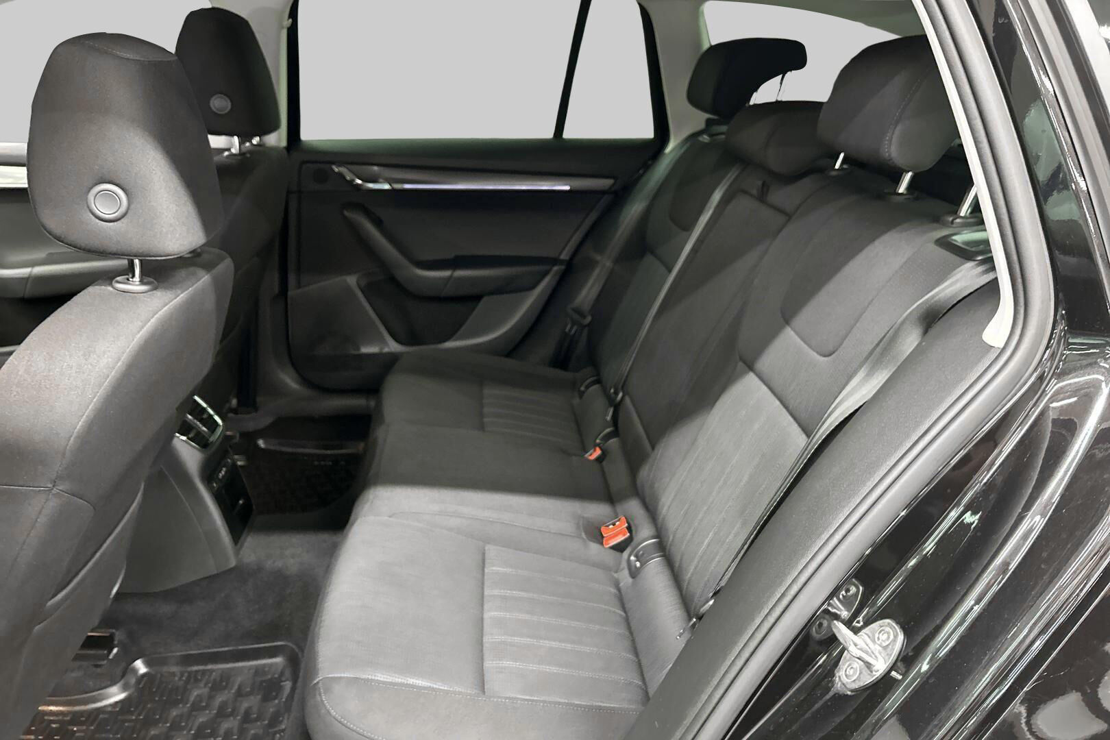 Skoda Octavia iso kuva 9