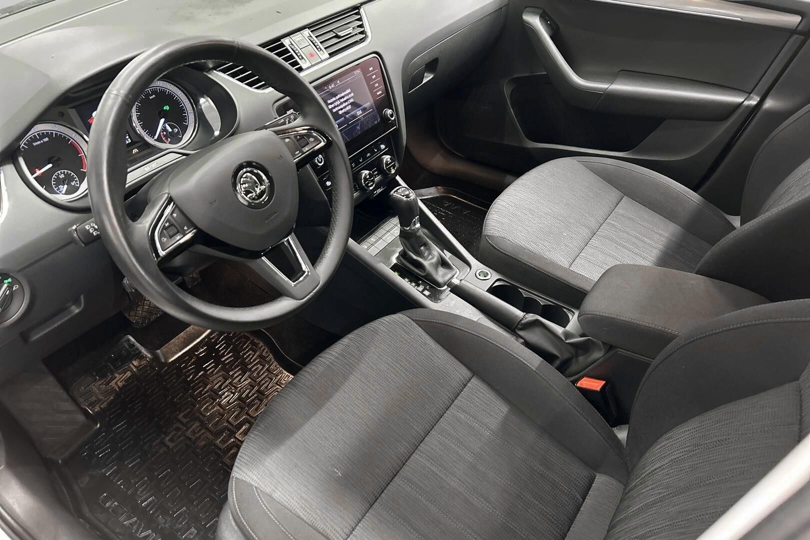 Skoda Octavia iso kuva 7