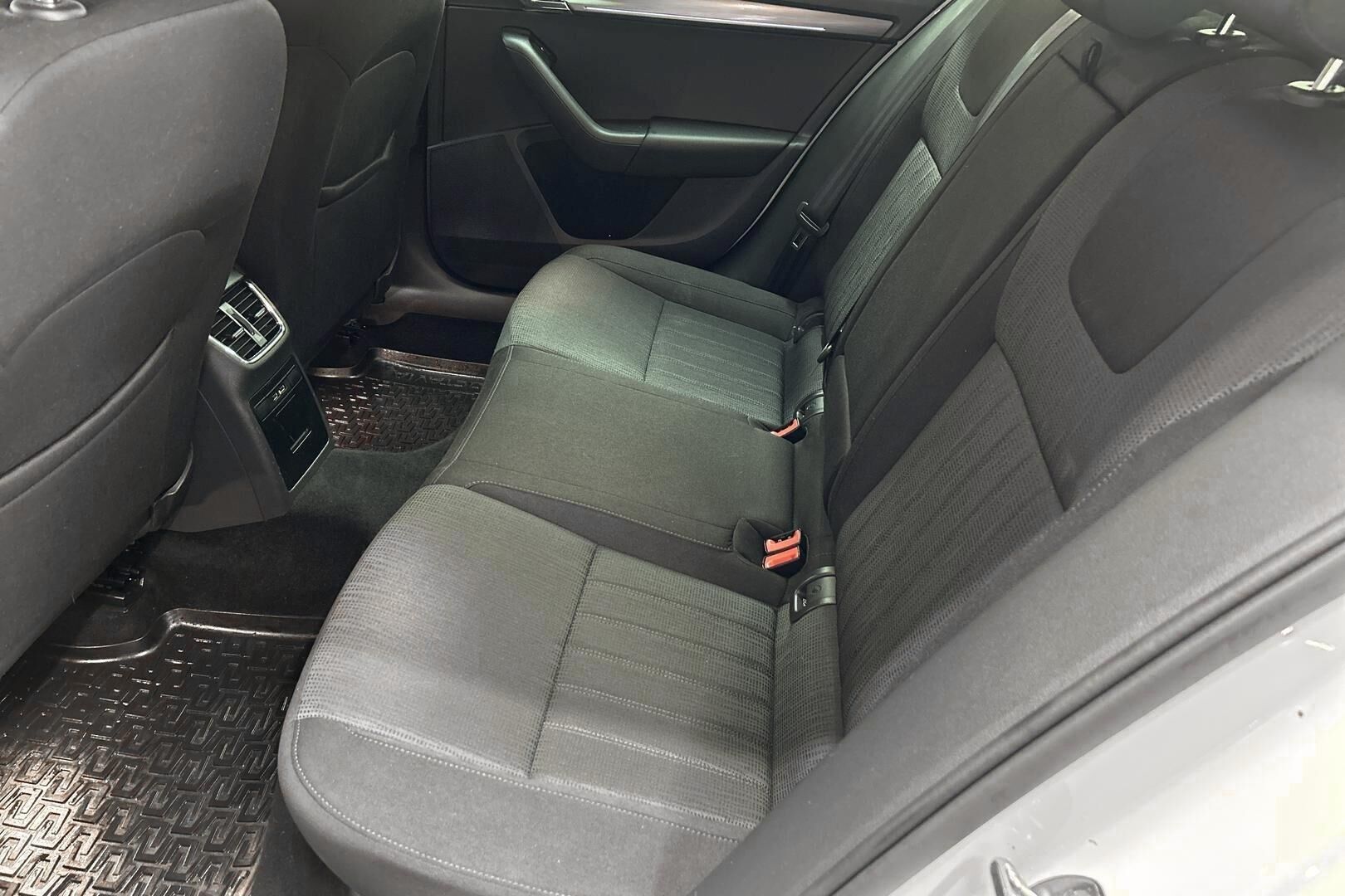 Skoda Octavia iso kuva 8