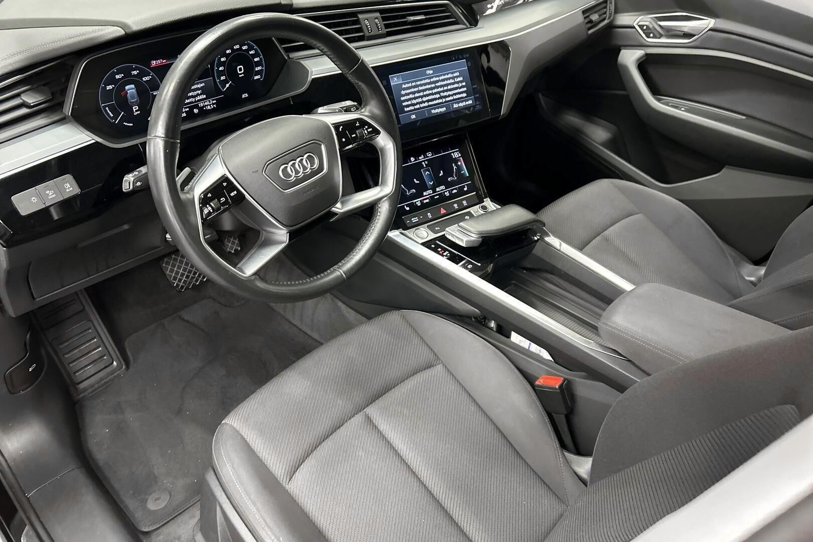 Audi e-tron iso kuva 9