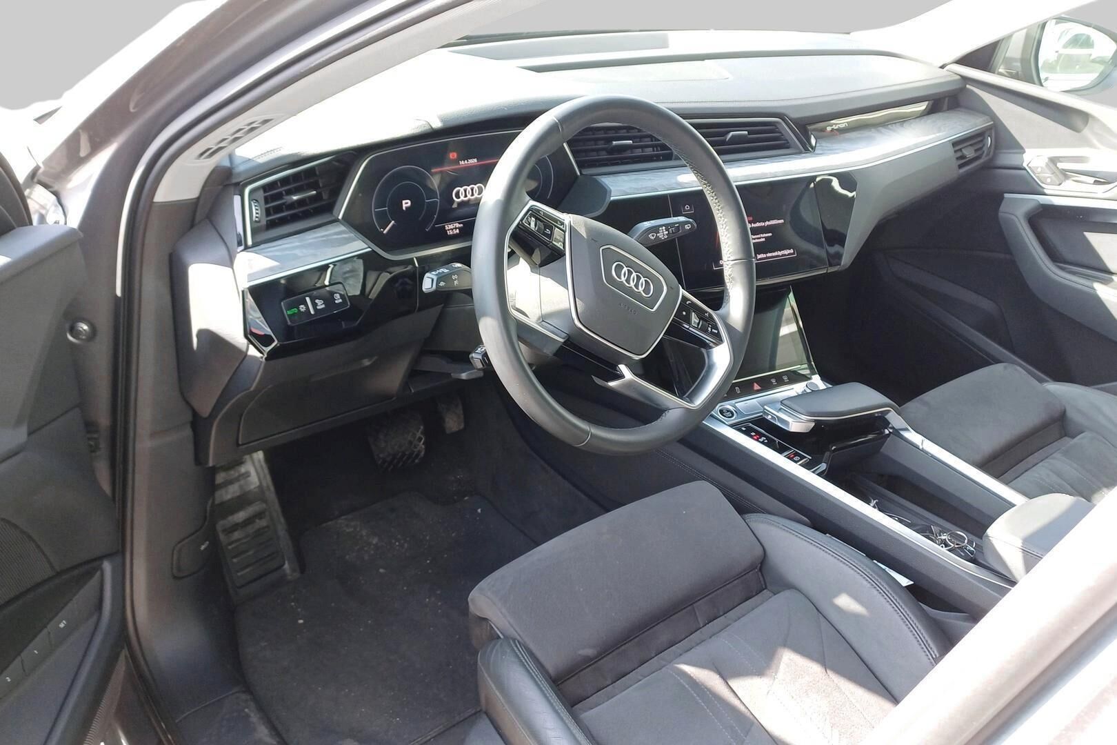 Audi e-tron iso kuva 2