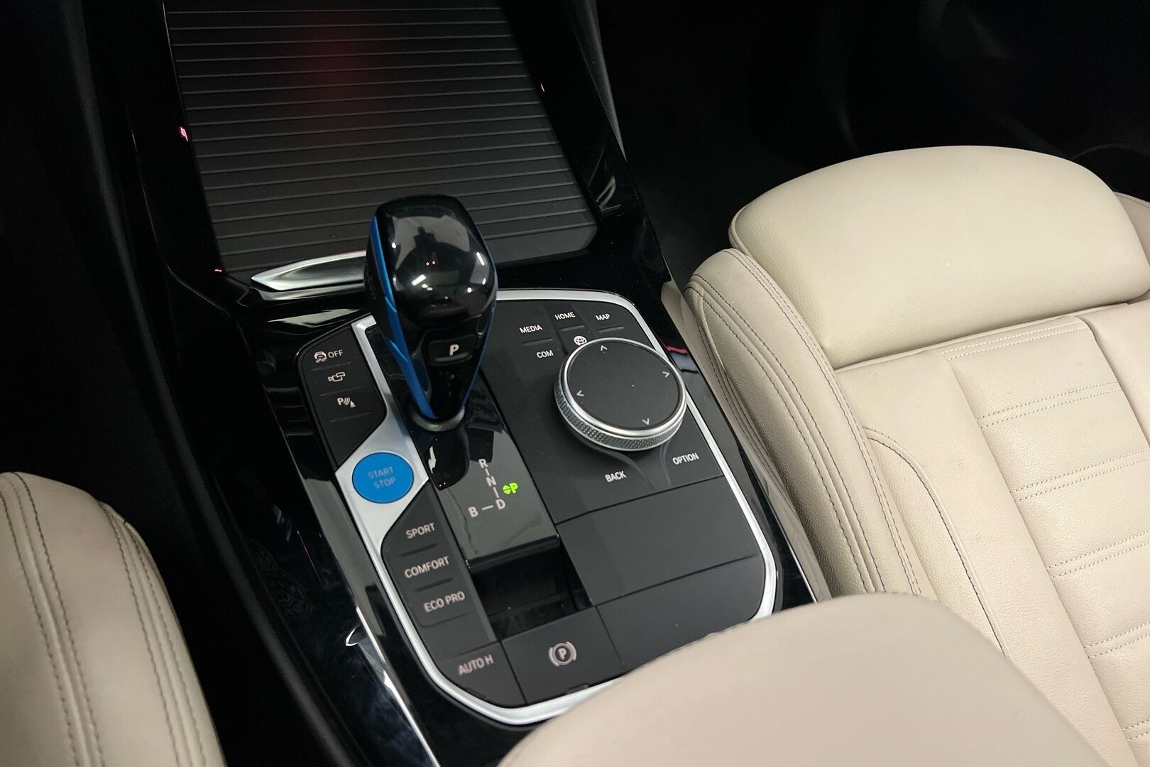 BMW iX3 iso kuva 13