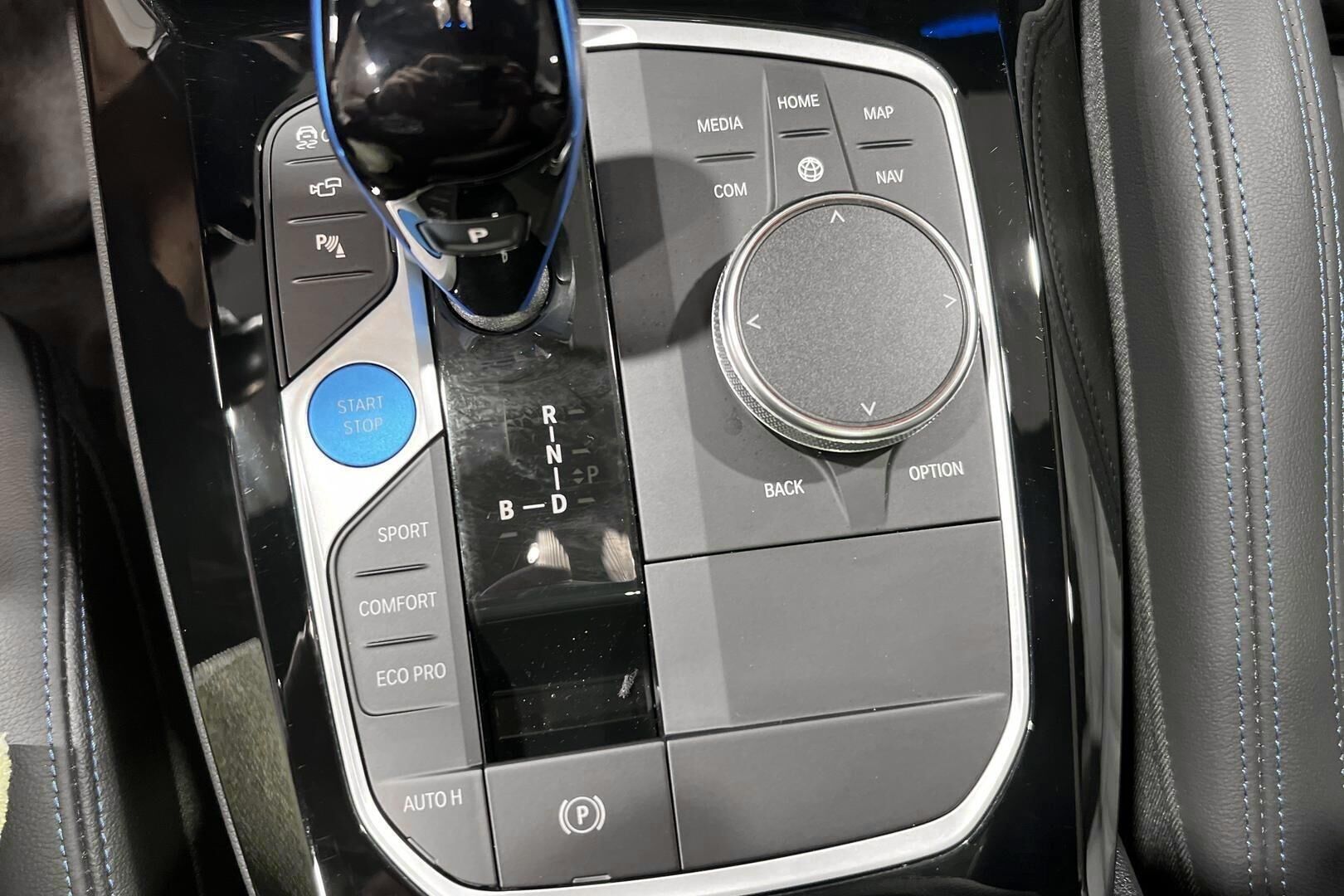 BMW iX3 iso kuva 19