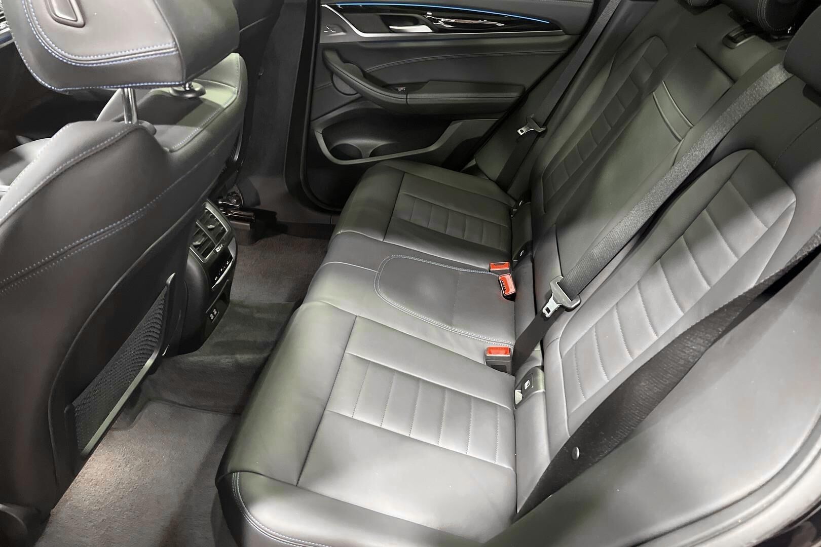 BMW iX3 iso kuva 9