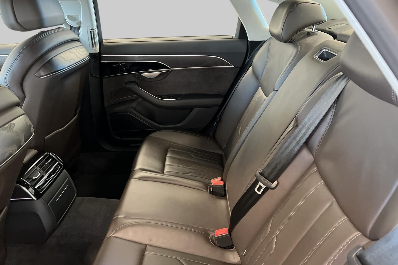 Audi A8 iso kuva 10