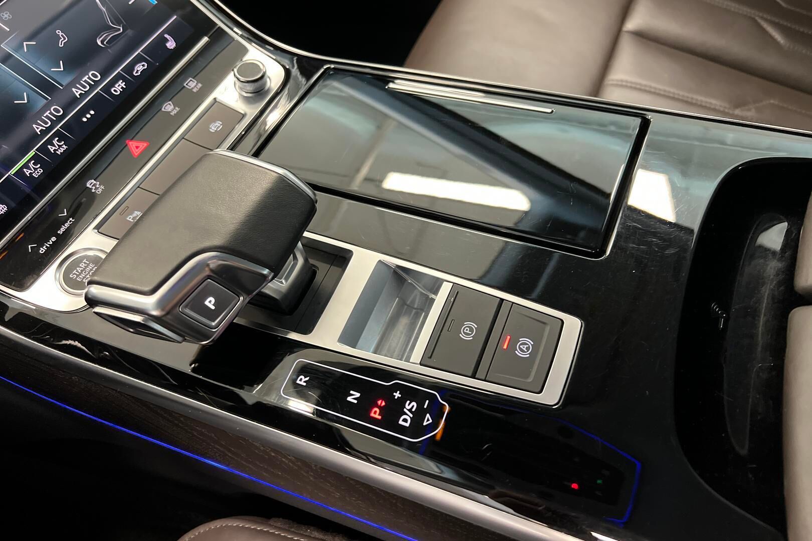 Audi A8 iso kuva 16