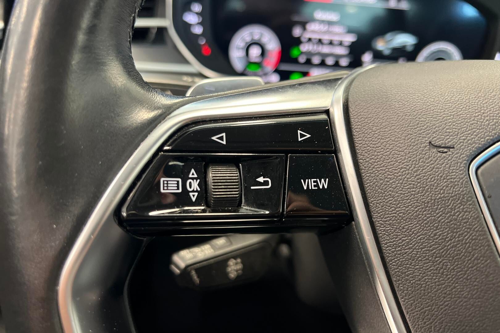 Audi A8 iso kuva 17