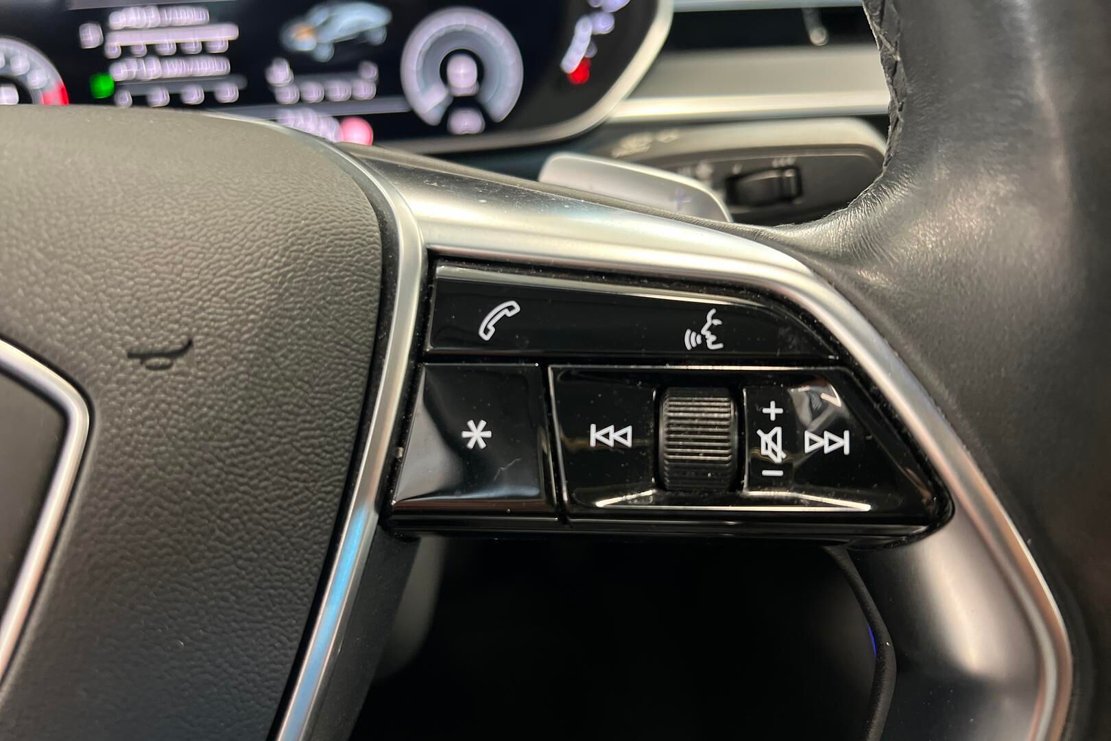 Audi A8 iso kuva 18