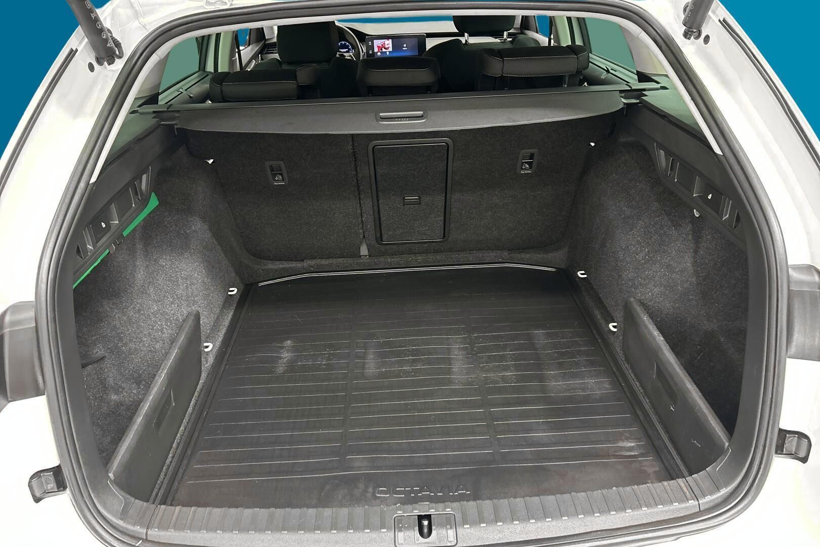 SKODA Octavia iso kuva 11