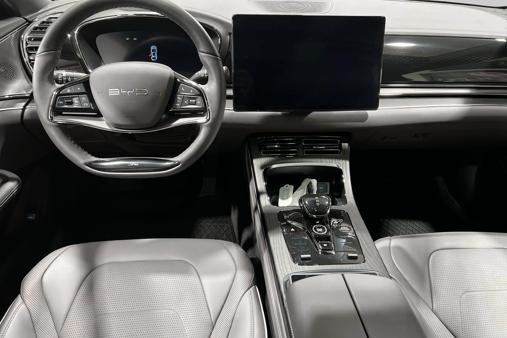 BYD Han iso kuva 11