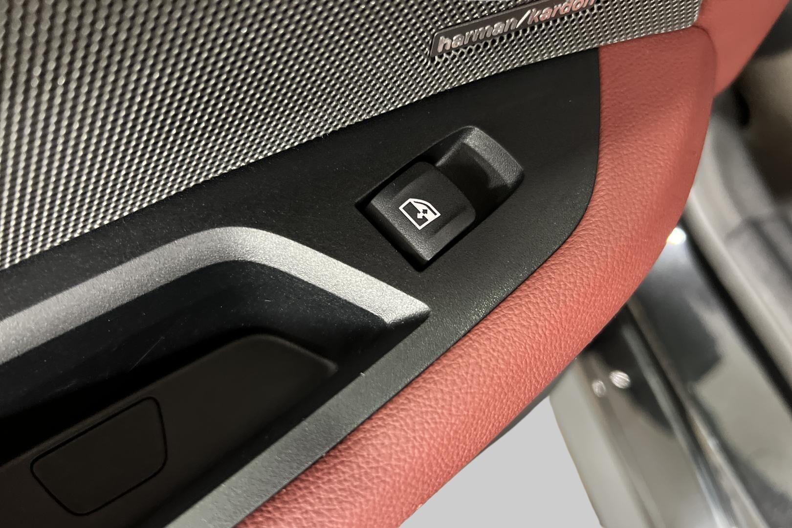 BMW i4 iso kuva 11