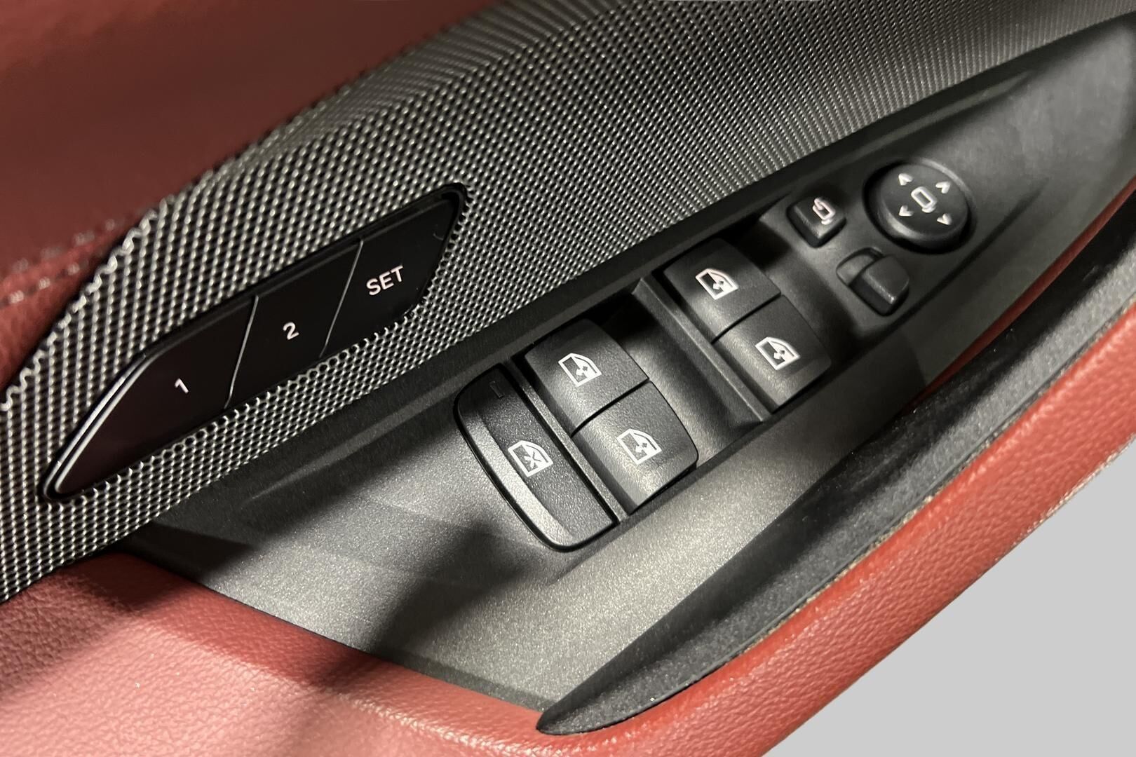 BMW i4 iso kuva 12