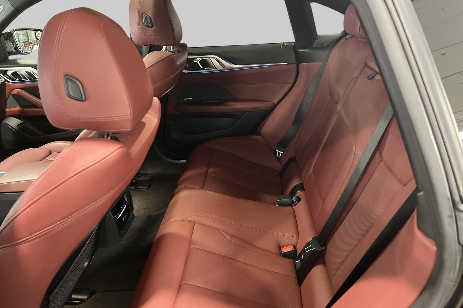BMW i4 iso kuva 8