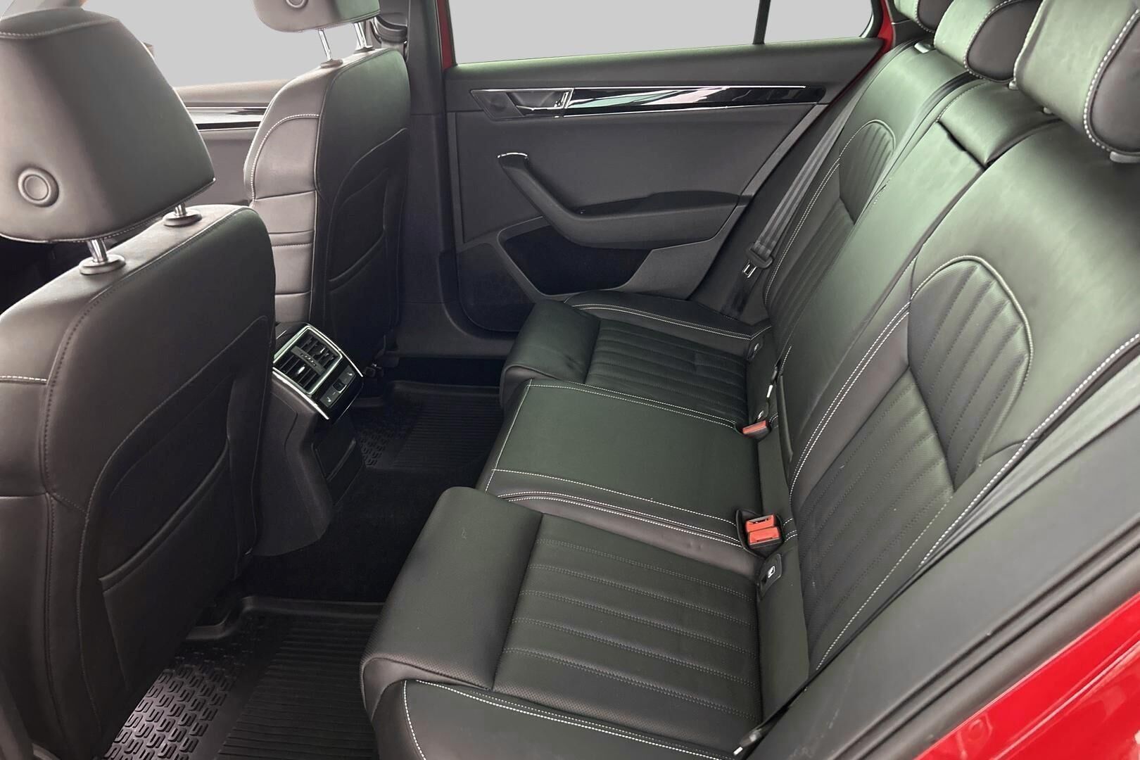 Skoda Superb iso kuva 10