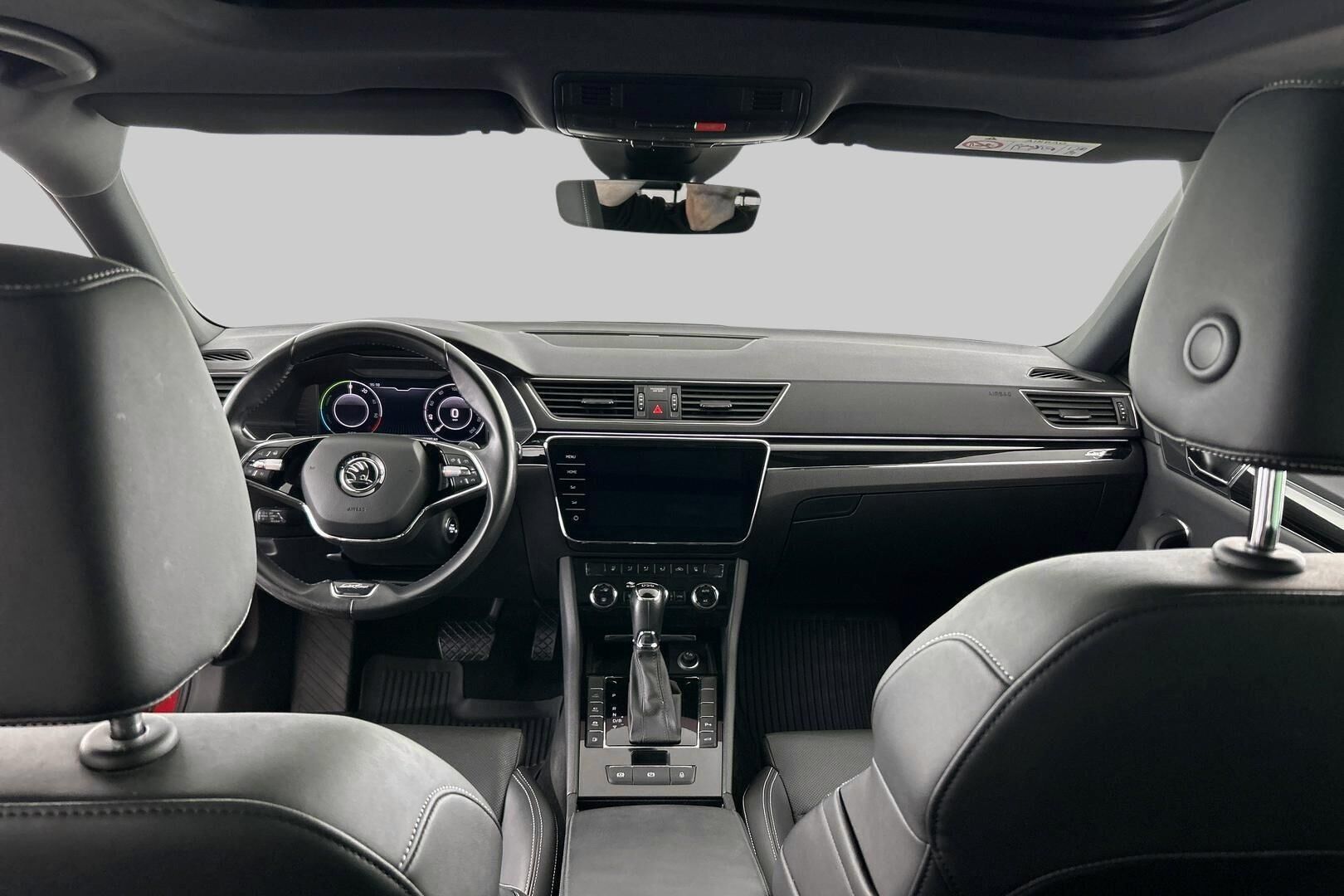 Skoda Superb iso kuva 11