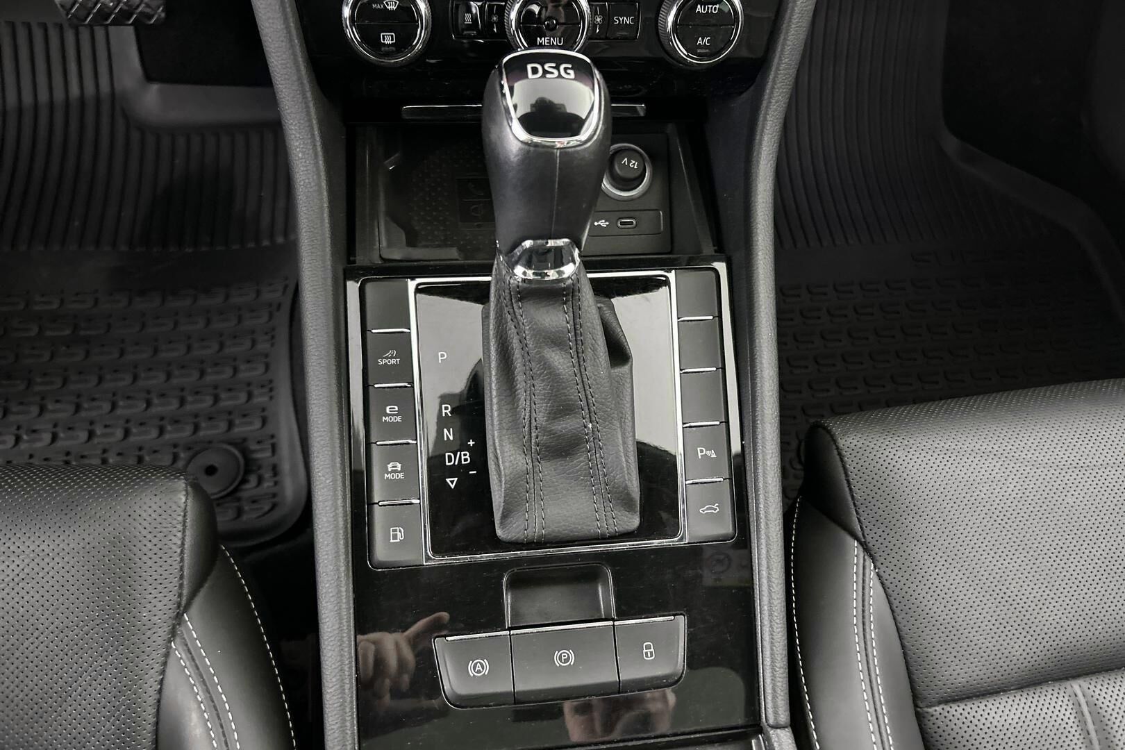 Skoda Superb iso kuva 14