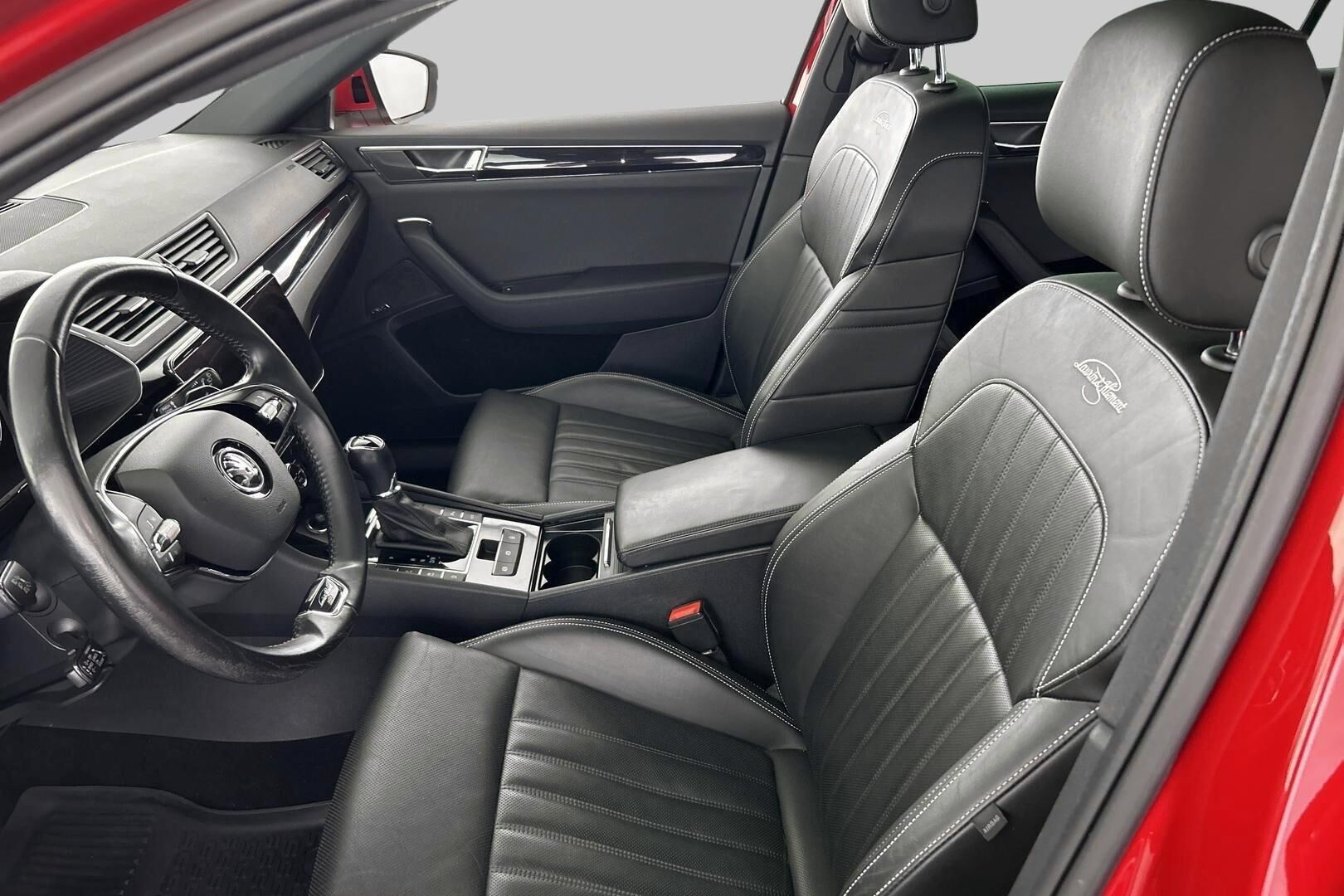 Skoda Superb iso kuva 9