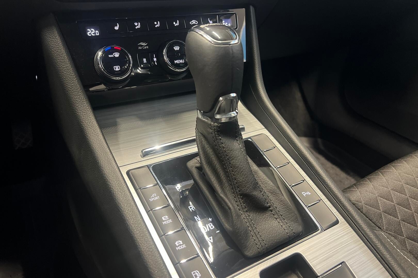 Skoda Superb iso kuva 15