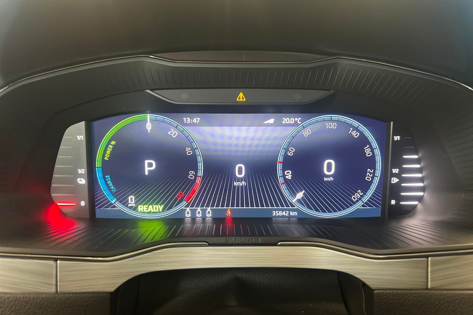 Skoda Superb iso kuva 16