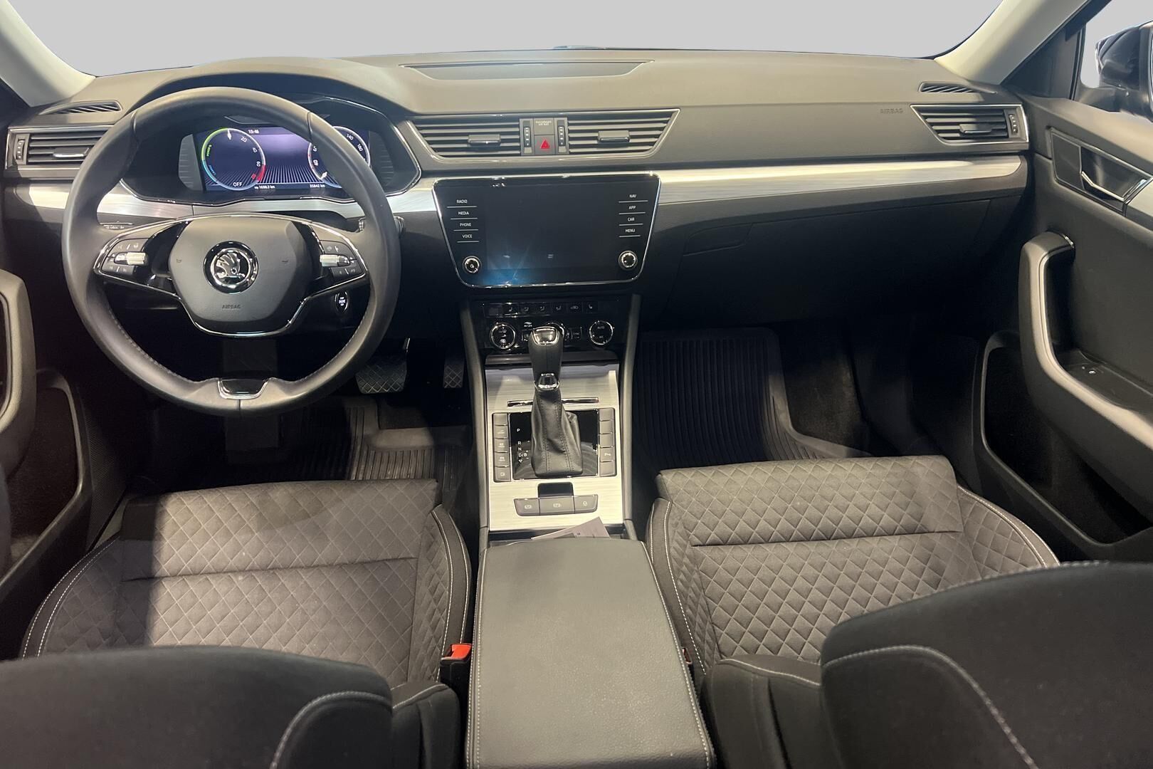 Skoda Superb iso kuva 22