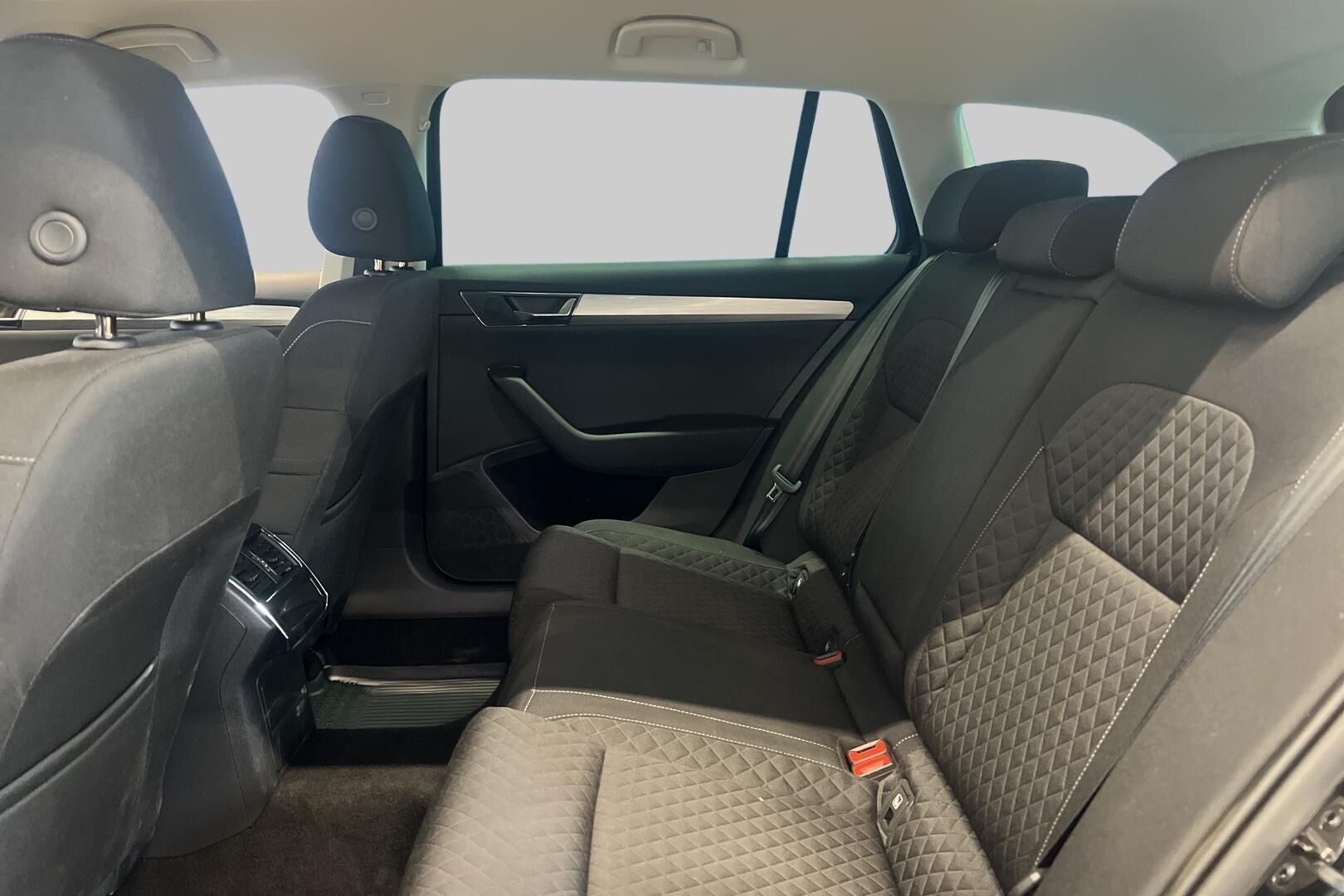 Skoda Superb iso kuva 23