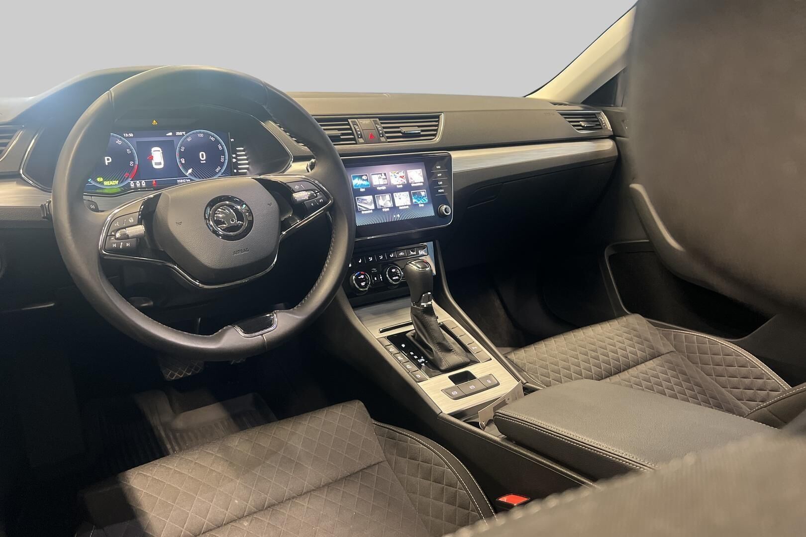 Skoda Superb iso kuva 25