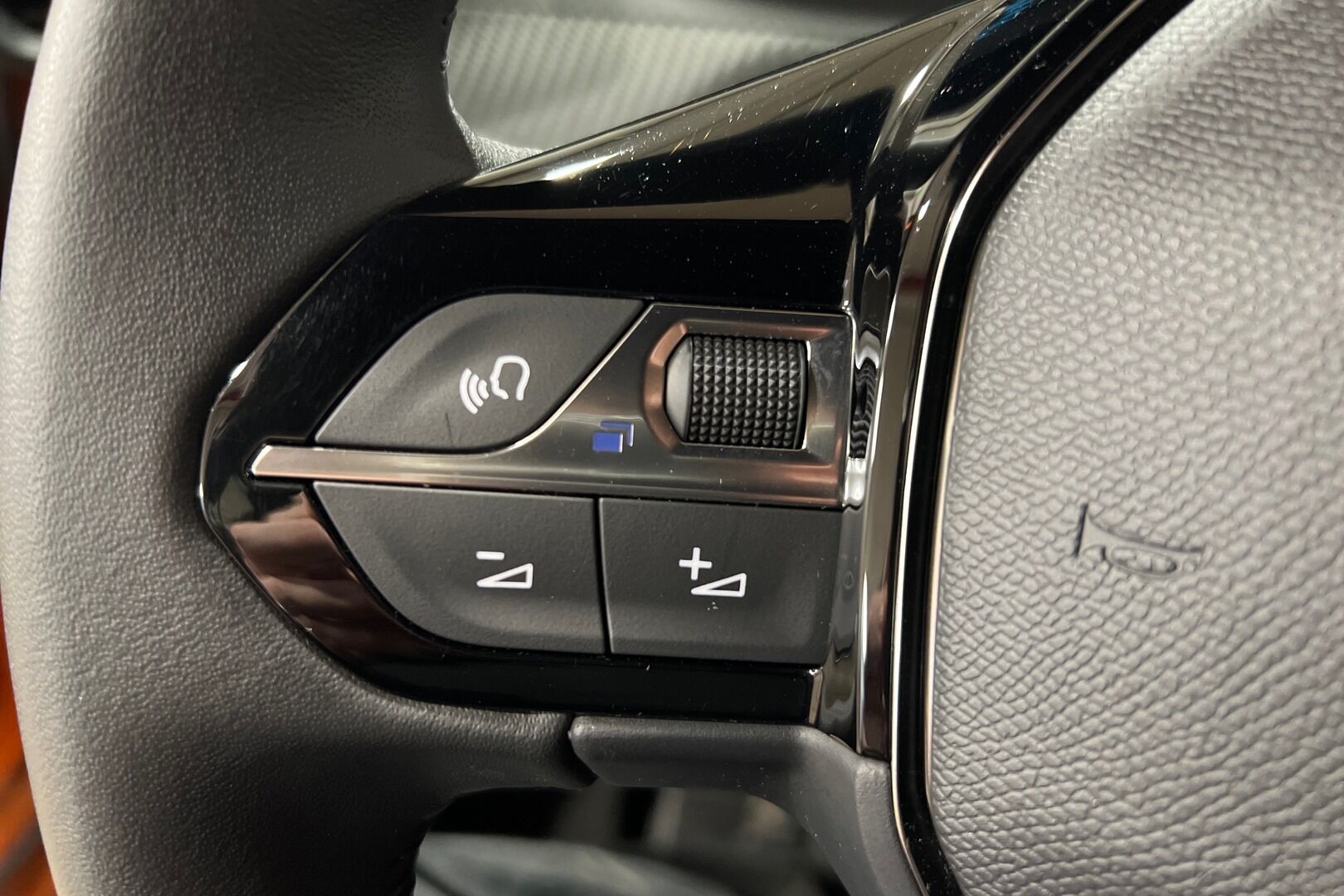 Peugeot e-2008 iso kuva 10