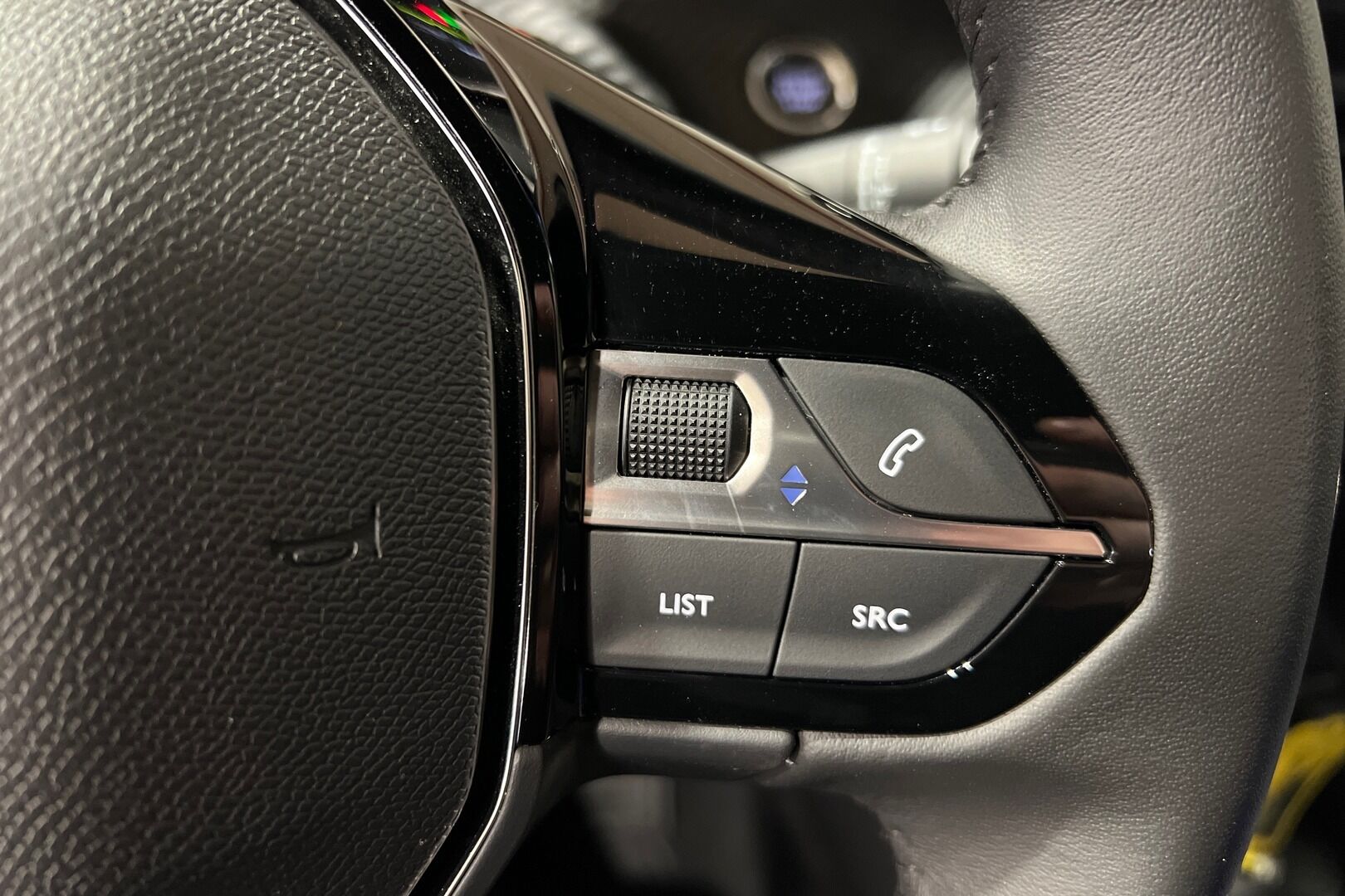 Peugeot e-2008 iso kuva 11