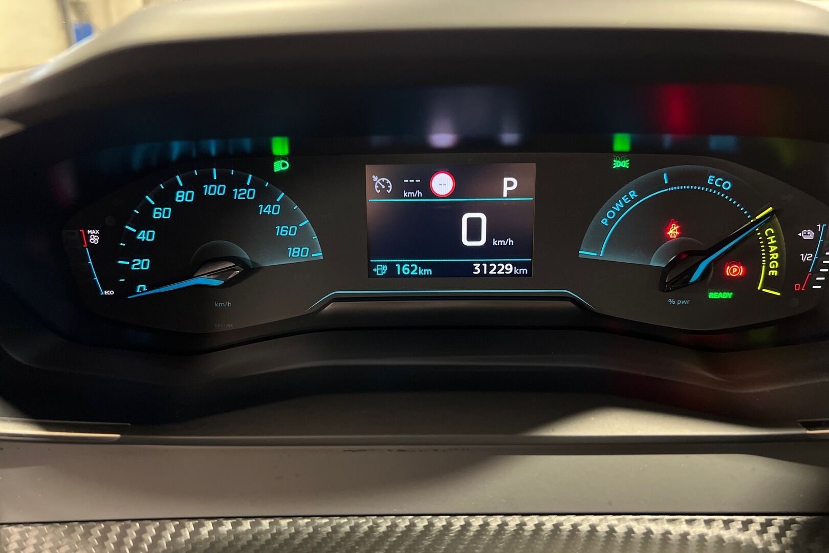 Peugeot e-2008 iso kuva 13