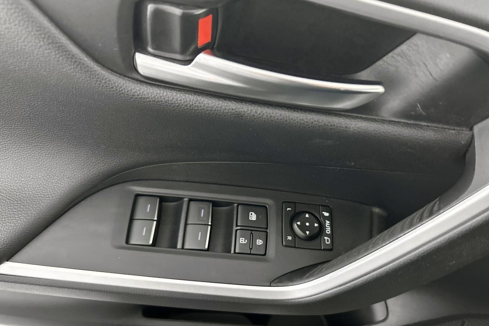 Toyota RAV4 Plug-in iso kuva 26