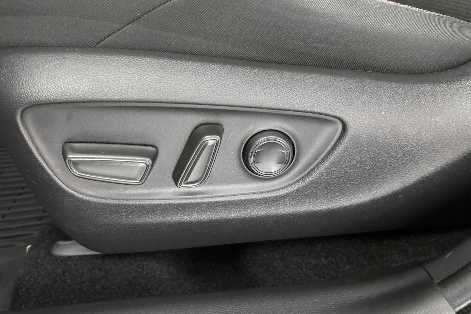 Toyota RAV4 Plug-in iso kuva 27